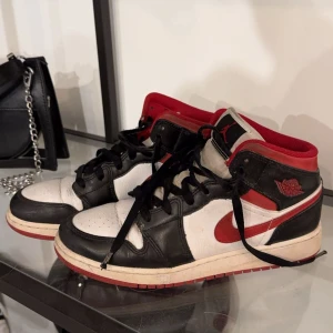 Jordan 1 mid - Gamla bilder, crease är borta och dem är tvättade. Använda kanske 3 gånger.