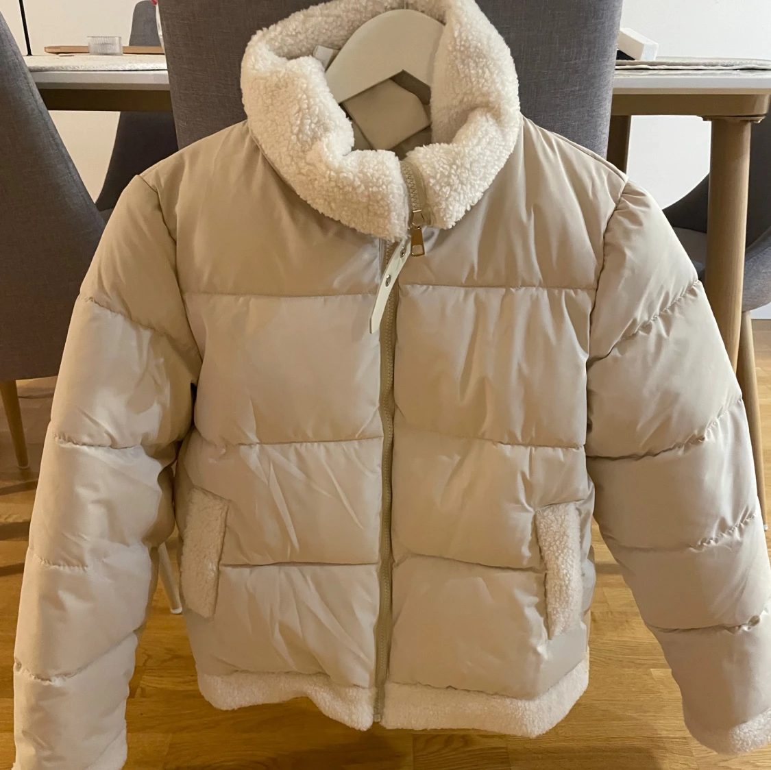 Beige dunjacka med teddyfoder