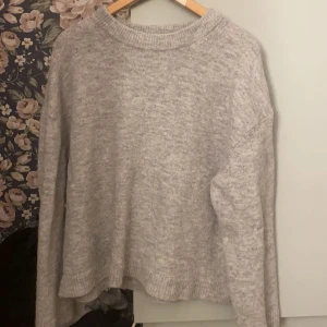 Grå stickad tröja - Mysig grå stickad tröja med rund hals och långa armart💕