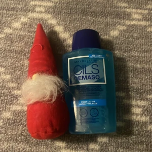 Maybelline Cils Demasq Makeup Remover - Maybelline Cils Demasq är en mild makeupborttagning i en blå flaska med skruvlock. Den är speciellt framtagen för att effektivt ta bort ögonmakeup och lämnar huden fräsch och återfuktad. Perfekt för daglig användning.
