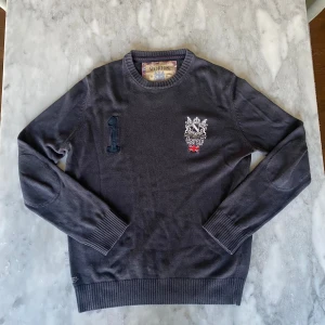 Morris stickad crewneck svart  - Skick: 8,5/10. Tröjan är i bra skick och har inga defekter. Om du är osäker på om det kommer att passa kan du alltid fråga om mått!