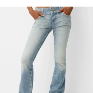 Ljusblå bootcut jeans - Snygga ljusblå bootcut jeans med dubbla knappar. Perfekt för en avslappnad stil med en modern twist. Jeansen har en klassisk femficksdesign och en lätt tvättad look. (Intressekoll om med prisförslag)