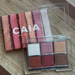 Disco Fever Palette från CAIA - Snygg ögonskuggspalett från CAIA med sex olika nyanser. Paletten innehåller  skimrande färger i toner av vitt, rosa, brons och koppar. Perfekt för både vardag och fest! Helt oanvänd💓🍋🩷