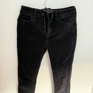 Svarta jeans från Dondup - Säljer mina svarta jeans från Dondup. De är tillverkade i Italien. Endast provade så jag säljer för att de inte kommer till användning. Ursprungspris: 3300kr. Pris går att diskuteras vid snabb affär!