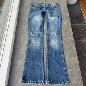 Blå bootcut jeans  - As snygga jeans som tyvär är för små på mig så jag inga bilder.  midjemått tvärs över 39cm och midjehöjd 17cm , Innerbenslängd 84 men korta i storleken tycker jag 🥰Ser inte märket på dom men plick tror att det är dissel.