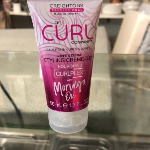 Styling Creme-Gel med Moringa Oil från Creightons - Styling Creme-Gel från Creightons för lockar och vågor. Innehåller Moringa Oil och CURPLEX för att forma och definiera håret. Produkten är icke-fet och ger näring till håret. Perfekt för att hålla och forma lockar.
