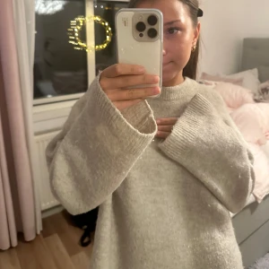 Beige stickad tröja - Mysig beige stickad tröja från Gina (premium quality )💘 den är lite nopprig men annars fint skick😊 nypris 400kr