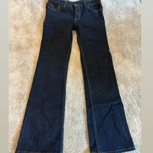 Mörkblå bootcut jeans från Levi's - Snygga mörkblå bootcut jeans från Levis! Skulle säga att längden är perfekt för någon lite längre !