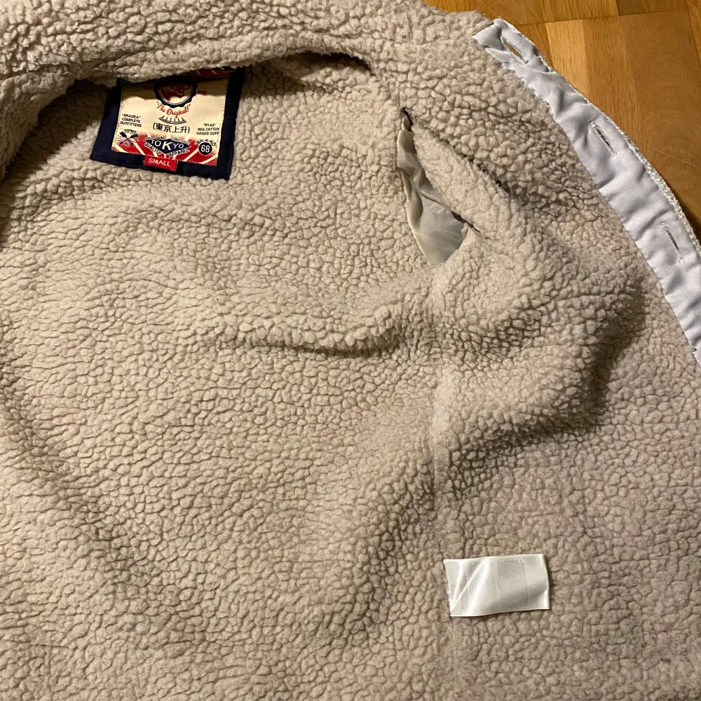 Säljer en mysig, trendig och efterlängtad fodrad cardigan. Koftan har knappar framtill och en varm, fodrad insida och polyester i ärmarna. Inga täcken på deefekter förutom att den är lite nopprig. Ifall mer frågor eller bilder så var inte rädda att skriva! Mvh. Neuletakit & Villapaidat.