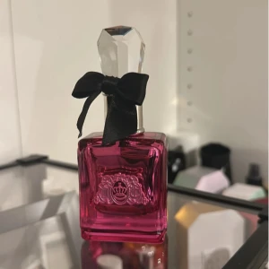 Parfym med mörka bär och gardenia - Utsidan är precis som insidan lyxig och feminin som är en blommig men även fruktig gourmand doft. Det första man känner är mandarinen och vilda bär sen när den har lagt sig lite får man den blommiga doften av jasmin och till sist kommer gourmand doften med amber och karamell.