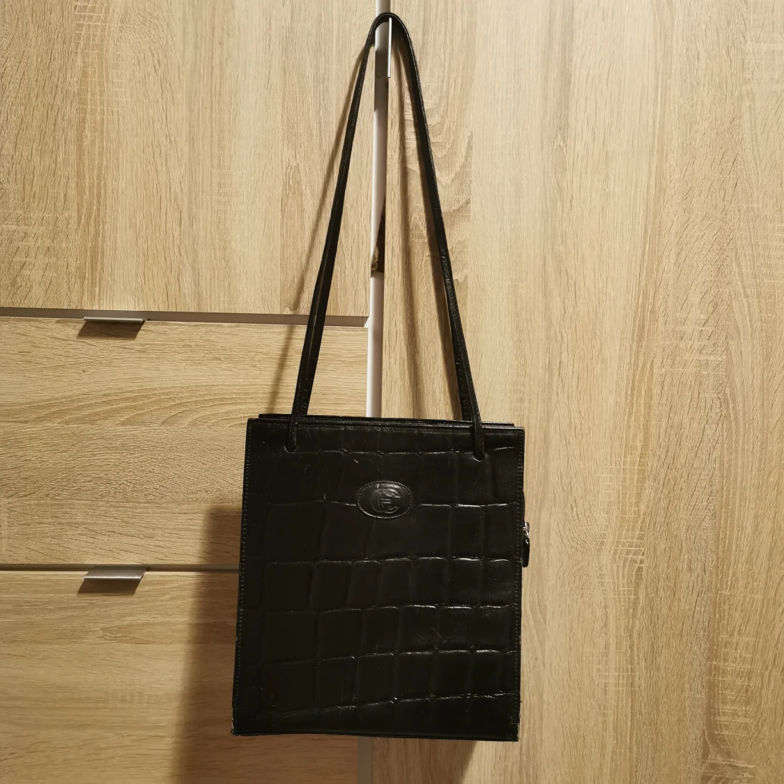 Rektangulär svart väska med krokodilmönster