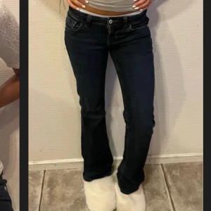 Lågmidjade bootcut jeans  - Snygga Lågmidjade mörkblå bootcut jeans. I nästan helt nytt skick då jag knappast använt de 💞💞 Väldigt sköna , skulle nog kunna säga att de passar en större storlek också eftersom materialet är rätt så stretchigt
