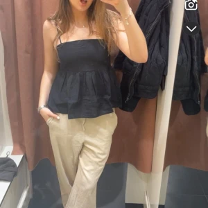 Svart topp från gina - Nästan helt oanvänd topp från gina! 💓