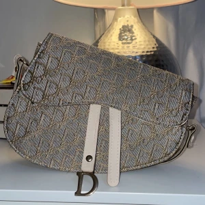 Beige axelväska  - Snygg beige axelväska med ett band, HELT NY!! Priset diskuteras