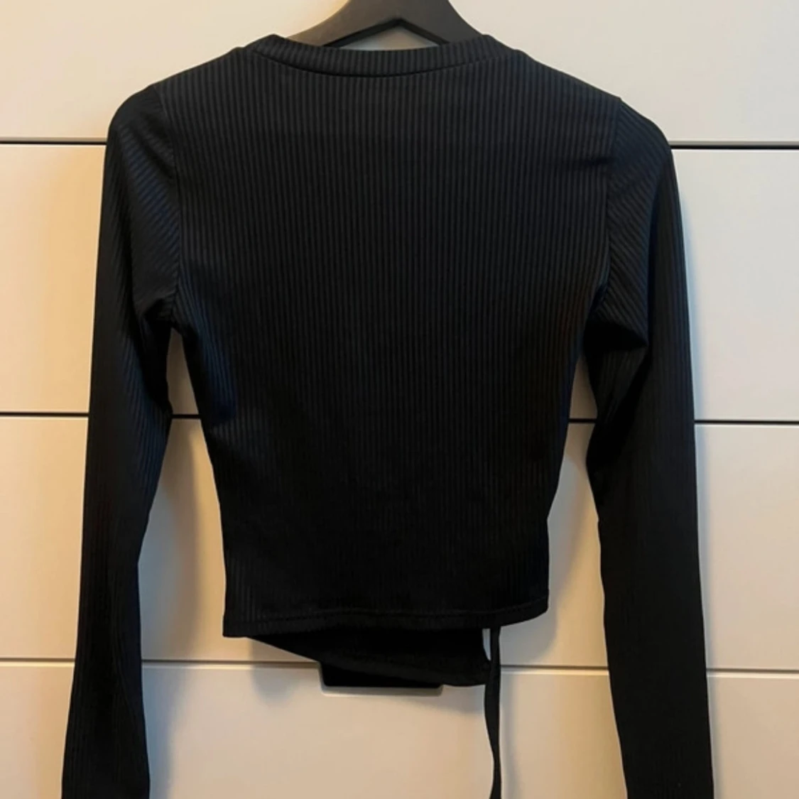 Svart ribbad topp med knyt - 1