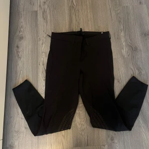 Svarta ridbyxor från CRW - Snygga svarta ridbyxor från CRW med knäförstärkning i ett prickigt mönster. .