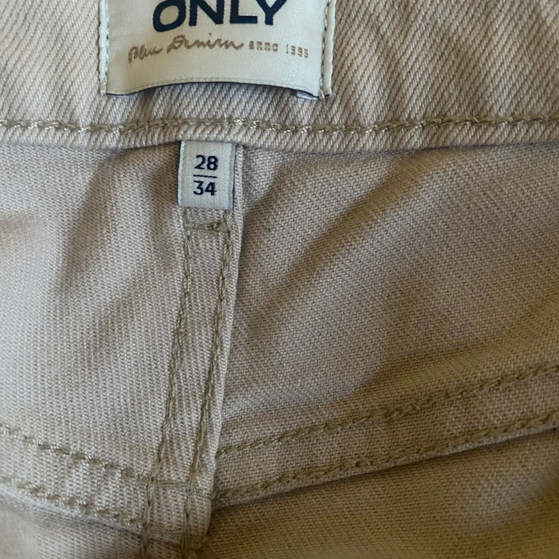 Beige byxor från ONLY - 2