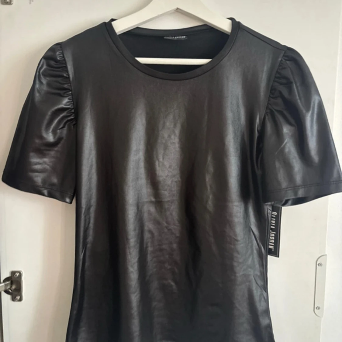 Svart kortärmad topp från Olivia Jordan - 1