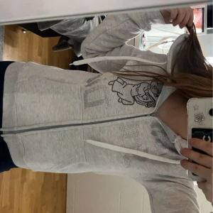 Von studio huvtröja - Säljer denna huvtröja som aldrig har blivit använd då jag råkade beställa 2x. Denna jag har på mig nu är min egna tröja, men har likadan en tröja som är kvar i kartongen som jag säljer i strl XS. Vid fler bilder är det bara att skriva!