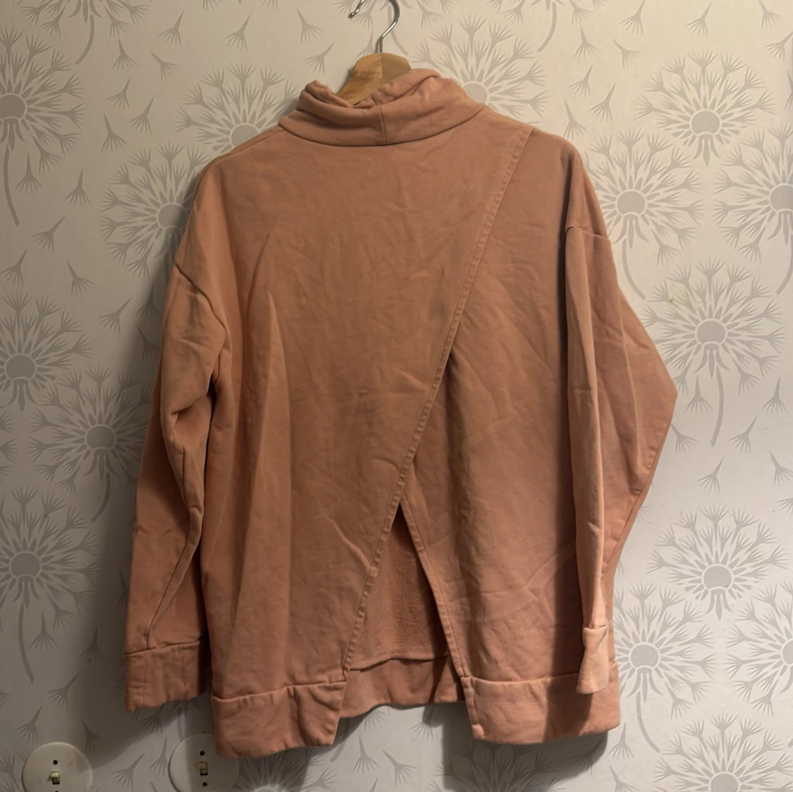 Rosa polotröja med omlott-detalj - 1