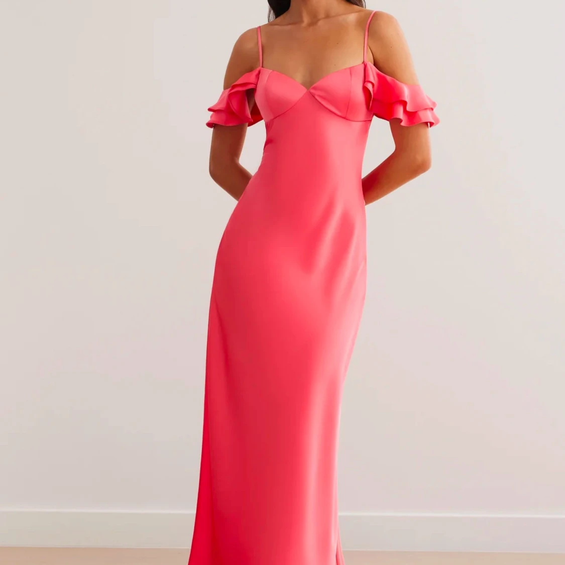 Rosa långklänning med volangdetaljer, balklänning