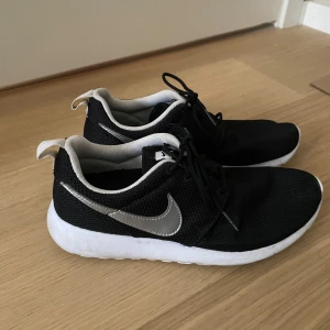 Nike träningsskor  - Sneakers/ träningsskor från Nike! Något smutsiga under och på det vita nedtill (se bilder). I övrigt bra skick 