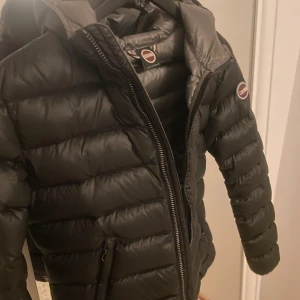 Colmarjacka - Säljer min fina Colmar jacka då jag redan har en i blå!!! Storlek 38, passar XS och S. Hör av er vid frågor/bild på, (pris kan diskuteras)💖❤️💖