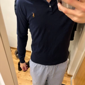 Ralph Lauren Piké Långärmad  - Ralph Lauren Långärmad Piké🟦                     Storlek M | 9,5/10 skick, knappt använd!                                         Hör gärna av dig vid mer frågor/bilder📩
