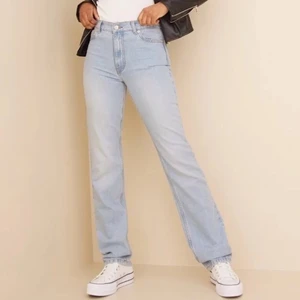 Blåa jeans - Superfina blåa jeans i storlek 34 från Nelly som tyvärr är försmå för mig. Helt oanvända med lappen kvar🤍