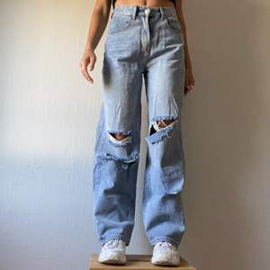 Jeans från prettylittlething. Aldrig hittat jeans som sitter så bra som dessa. Tyvärr har dom blivit för små för mig. Storlek EU 34