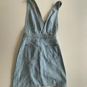 Worn only once and then realized it was way too small. Super cute for festival look or similar and very complimenting top. Also has a very cool cross-open back. 