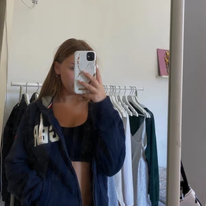 Blå Tommy hilfiger tröja  - Säljer denna blåa Tommy Hilfiger tröjan, sitter bra på mig som brukar ha XS, det är egentligen en herrtröja som jag fått av min bror