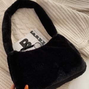 Trendig fluffy väska i färgan svart, jätte fint och gullig väska. Helt nytt och oanvänd!