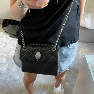 Kurt geiger väska - Säljer nu min fina Kurt geiger väska! Fick den i födelsedagspresent och har endast använt den några få gånger! Så den är i nyskick!❤️ tryck inte på köp nu!!!