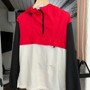 Windbraker  - Hål på magen, går att sy igen!