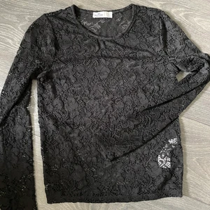 Tröja i spets - Säljer denna sjukt snygga tröja i svart spets! Den kommer inte till användning och har används tre gånger! Den är storlek S men passar även mig som är XS, endast lite lång i armarna!❤️