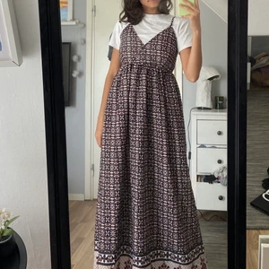 Sommarklänning  - Lång och fin sommarklänning som jag köpt secondhand🤩 så skön och så härligt mönster och passar till och med mig med världens längsta ben