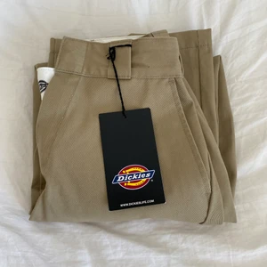Dickies byxor  - Helt oanvända byxor från Dickies. Byxorna är mellan höga i midjan men det går att vika ner dom. Skriv om frågor och bilder💋💋