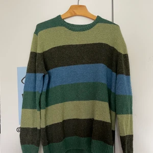 Boxy randig knit - Säljer denna knit som sitter boxy, skönt material och perfekt nu när det börjar bli lite kallt❤️‍🩹 