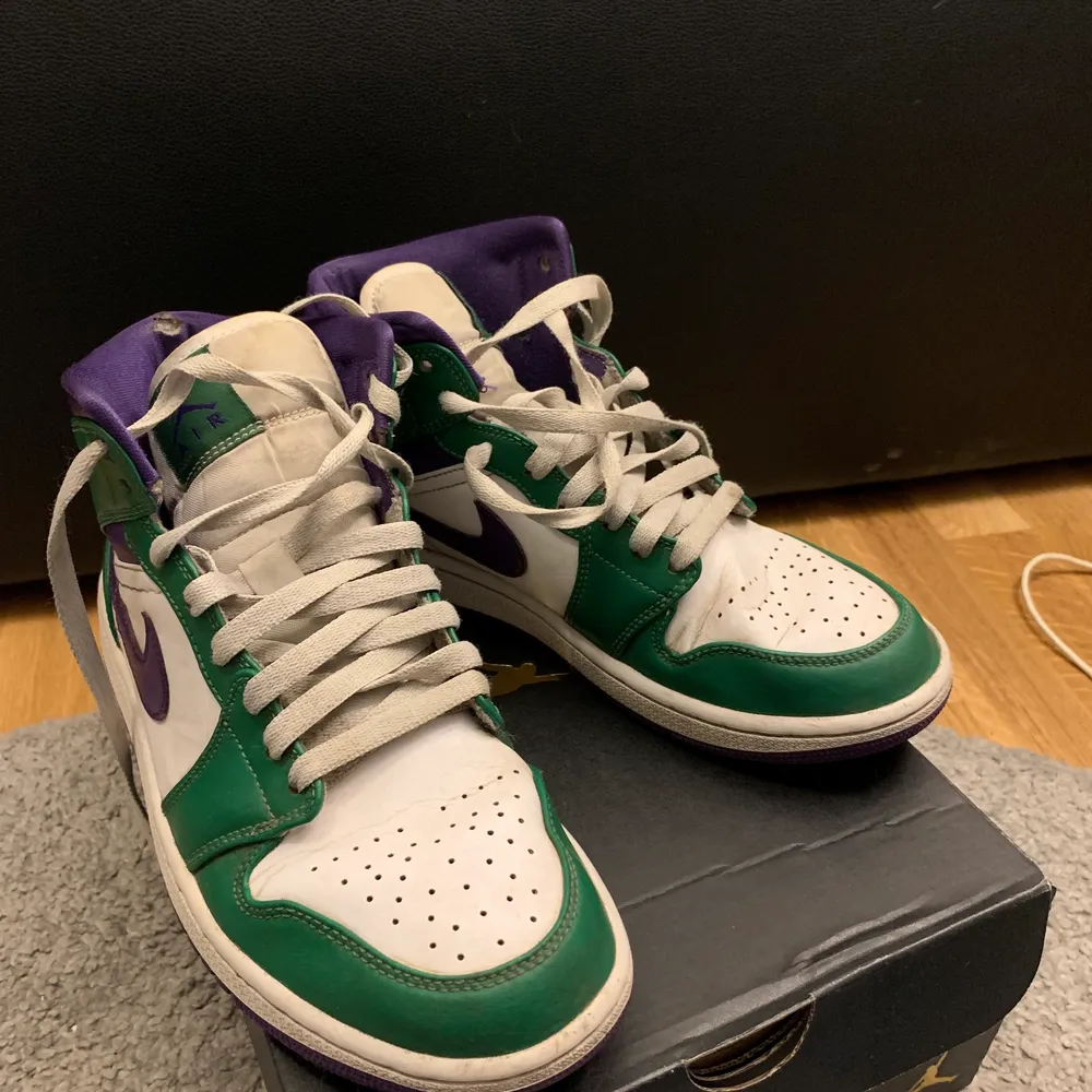 Air Jordan 1 mid hulken  Nypris 1899  Skick 7/10  Mitt pris 900kr Storlek 40, passar mig som är 39 Frakt / mötas upp . Skor.