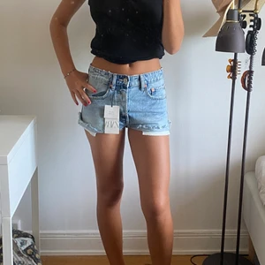 Ljusblåshorts - Helt oanvända ljusblåa midrise shorts från zara med prislapp kvar. Säljer likadana i mörkblå