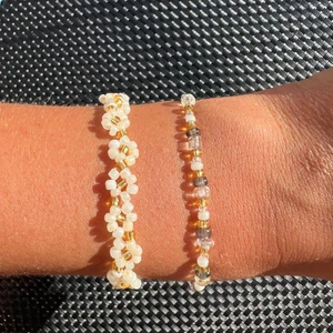 Pärlarmband - Pärlarmband med valfri storlek, färg & mönster 💐 2 armband för 32kr, 3 armband för 42kr, 4 armband för 52kr, 5 armband för 62kr. Blomarmband kostar 40kr Frakten kostar 13kr 🌸