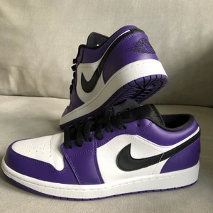 Air Jordan 1 low court purple  - Storlek 42  Con 9/10 använd sparsamt  Kvitto finns digitalt  Kan möta upp i Stockholm  Eller frakta