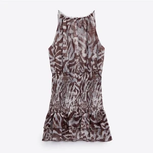 Zara miniklänning  - Säljer min slutsålda klänning från Zara!!  Använd fåtal gånger, skriv för egna bilder ☺️