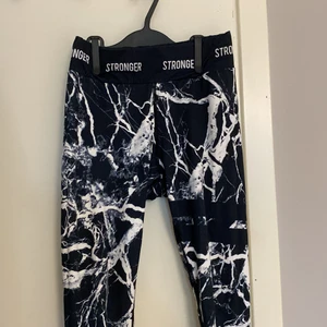 Stronger byxor  - Säljer mina super snygga stronger byxor då de är för små för mig💕 De är i storlek S men passar även XS och M skulle jag säga. De används sparsamt och fortfarande i fint skick😊