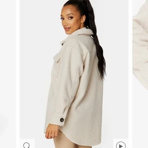 Teddy jacka  - Säljer denna då den ej kommer till användning, har använt den få gånger! Säljer den för 650 och köpte den för 800kr prislappen sitter även kvar 