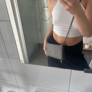 Crossbody väska  - Väska med kedjeband. Knappt använd alls och därför i nyskick.