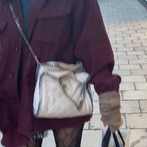 Stella McCartney  - Super fin vit äkta stella väska!  Billig pga att den är vit och blivit lite skitig🤍