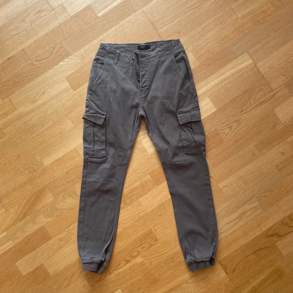 Nyskick! Khakigrön/brun färg!  Kanske klippa av benen och göra baggy shorts?. Jeans & Byxor.