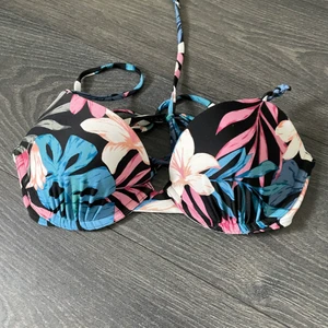 Bikiniöverdel  - Säljer denna superfina bikiniöverdel från Hollister då den är för liten för mig! Se bild tre för tydliga storlekar!